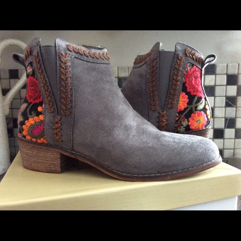Tiara suede boots